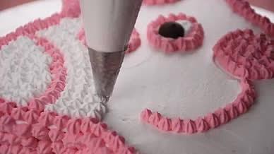 实拍奶油蛋糕裱花视频视频的预览图